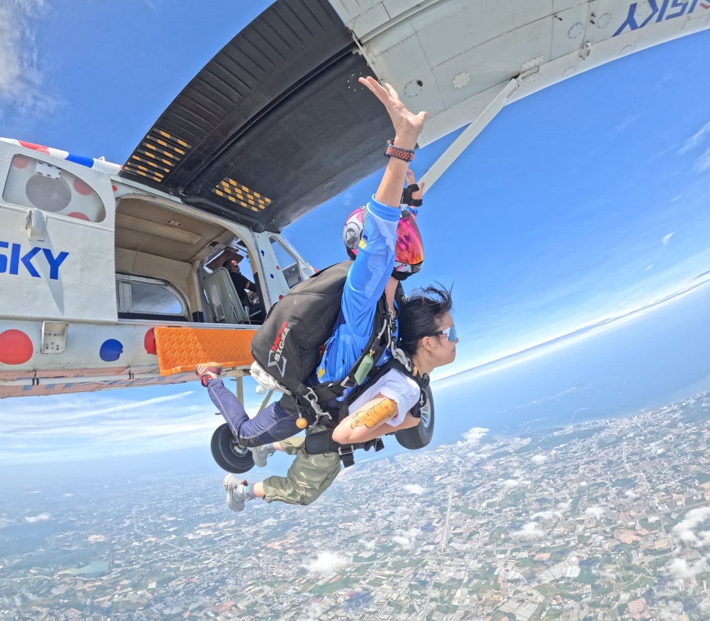 Tandem pair leaving the aircraft door at 13,000 ft