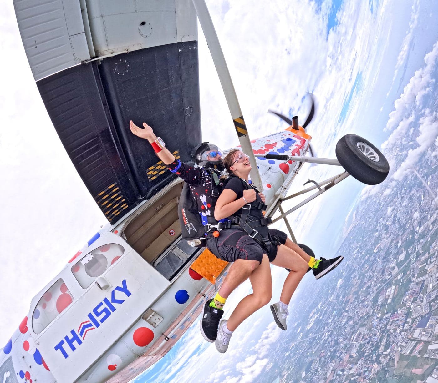 Tandem pair waving as they leave the aircraft door